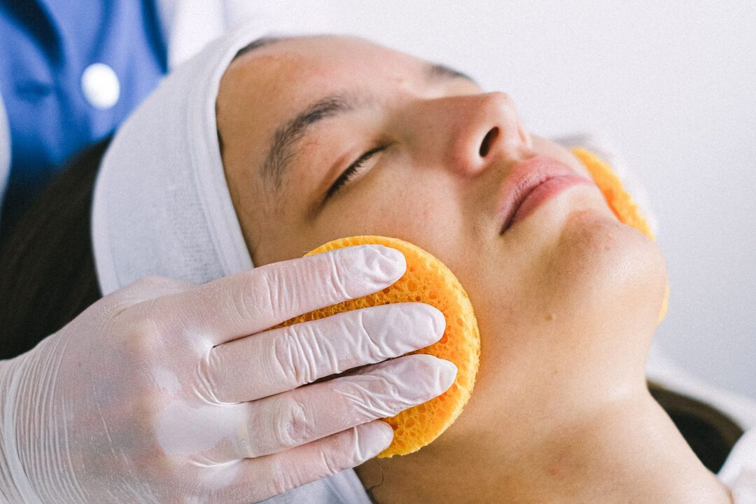 Limpieza profunda de la piel de la cara un procedimiento necesario a partir de los 30 años. 