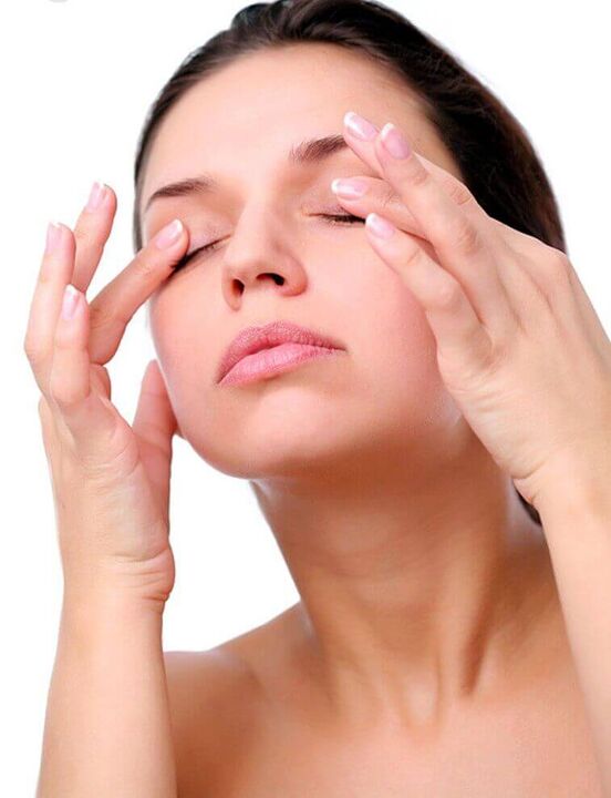 masaje de la piel alrededor de los ojos para rejuvenecer