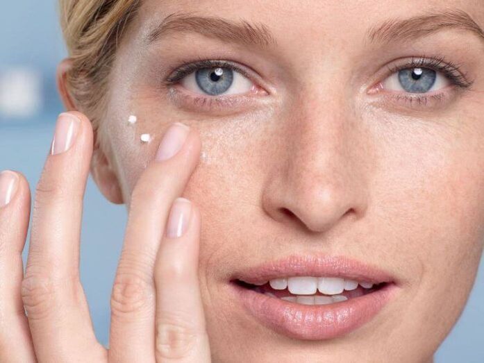 aplicar crema para rejuvenecer la piel alrededor de los ojos