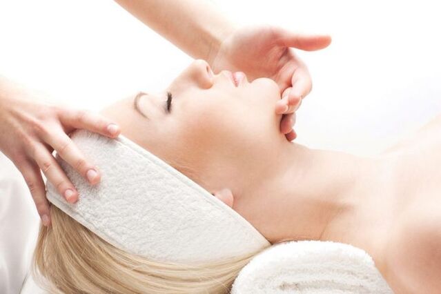 El masaje es un método eficaz para el rejuvenecimiento de la piel del rostro. 