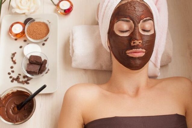 Mascarilla facial de chocolate negro para una piel suave y aterciopelada