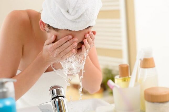 Para lavarse la cara, debe usar espumas y geles especiales. 