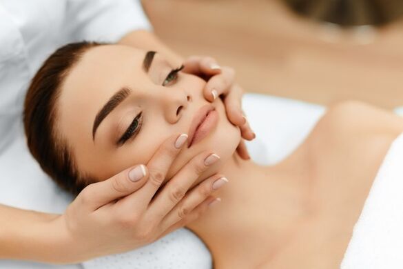 El rejuvenecimiento facial con plasma se puede combinar con un masaje una vez que la piel haya sanado. 