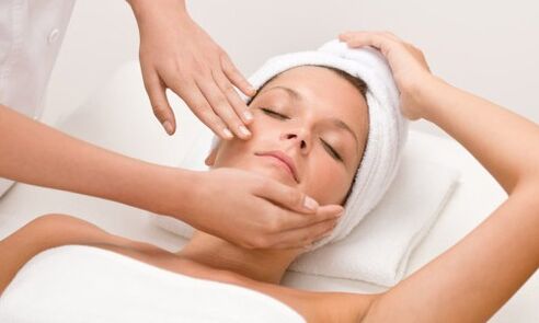 El masaje facial escultural aportará a la piel el efecto lifting necesario. 
